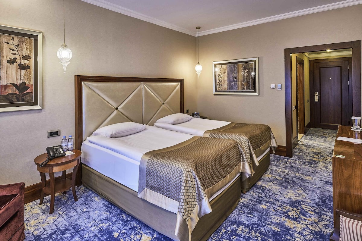 Premium Twin Room, 2 Twin Beds | Minibar, in-room safe, blackout drapes, soundproofing