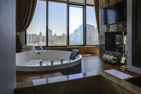 Premium Suite, 1 King Bed | Minibar, in-room safe, blackout drapes, soundproofing