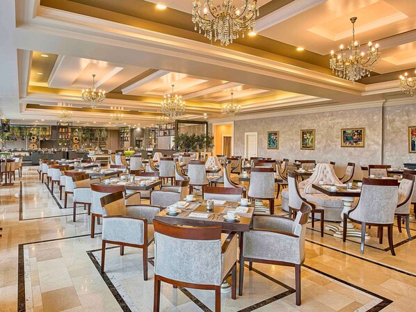 2 restaurants, breakfast, lunch, dinner served; international cuisine