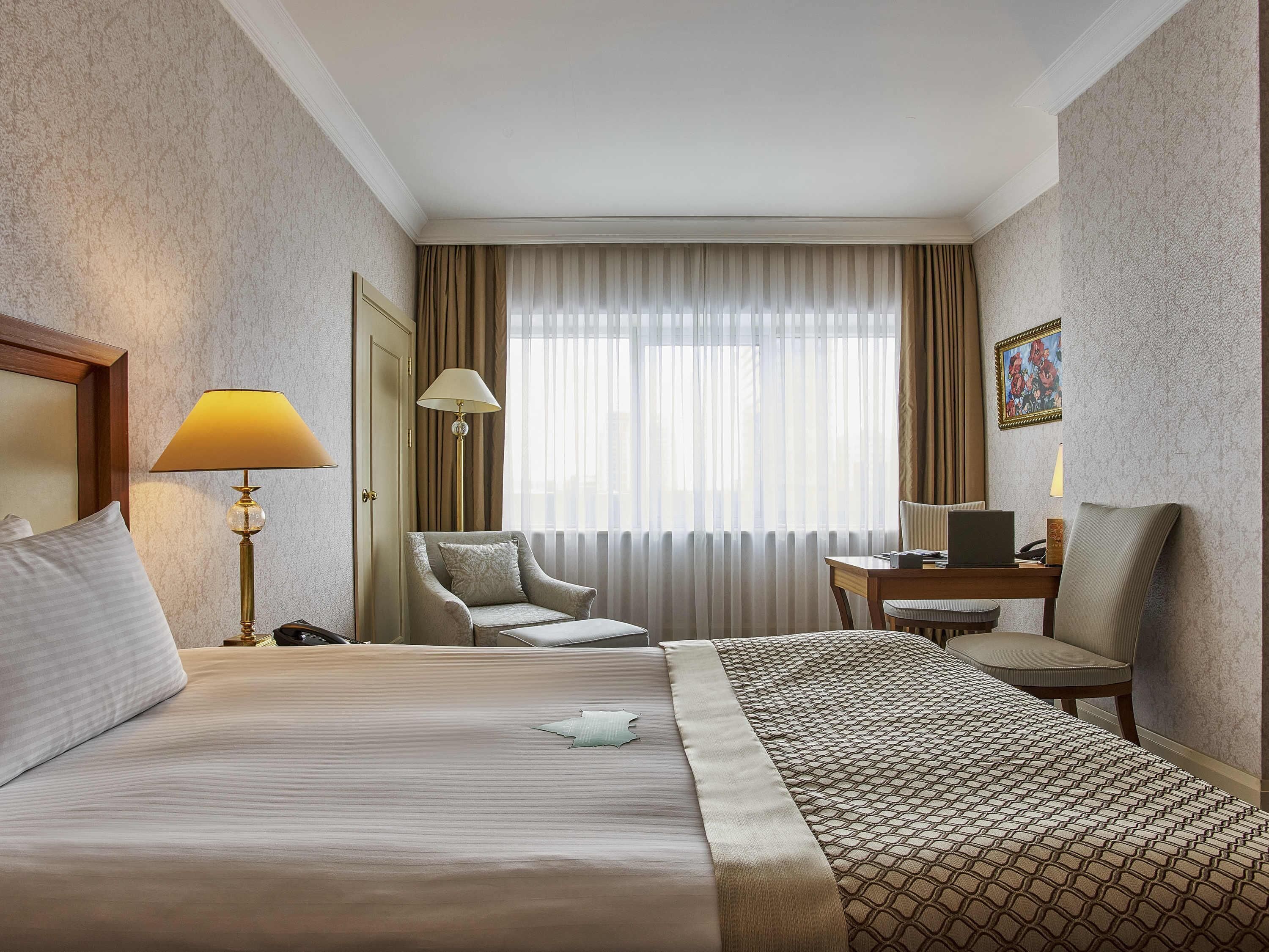 Deluxe Room, 1 King Bed | Minibar, in-room safe, blackout curtains, soundproofing