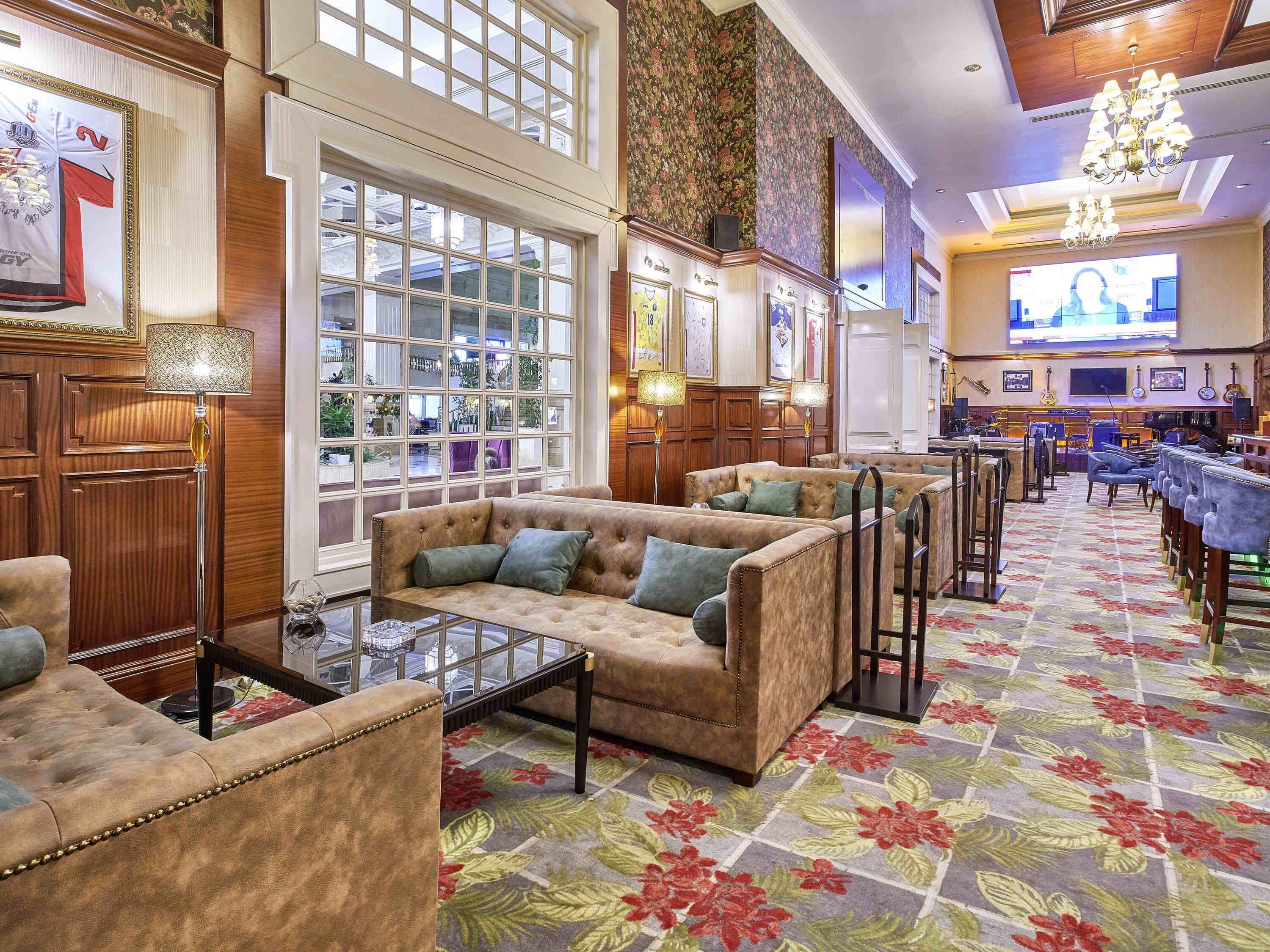 2 bars/lounges, pub, lobby lounge