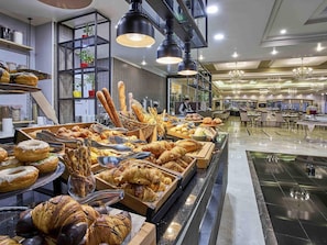 2 restaurants, breakfast, lunch, dinner served; international cuisine