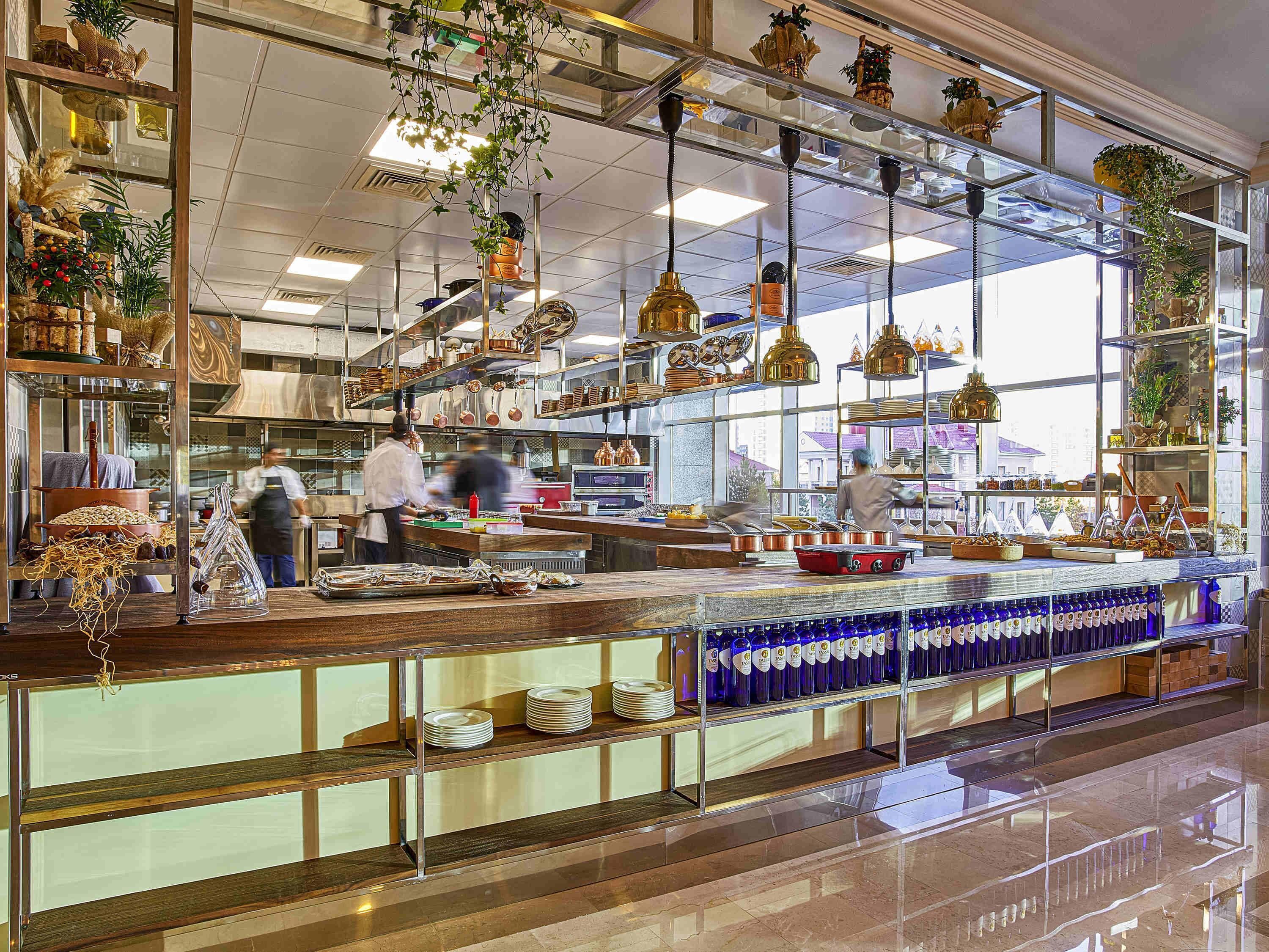 2 restaurants, breakfast, lunch, dinner served; international cuisine