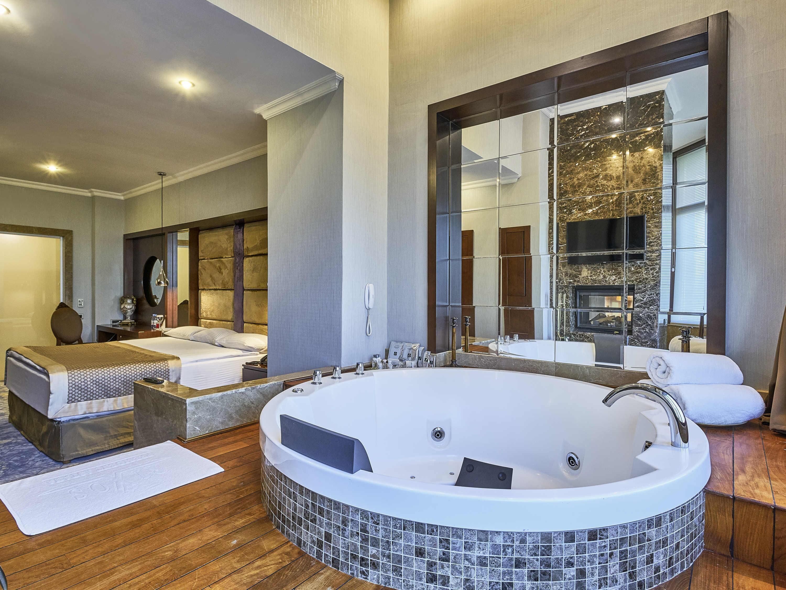 premium suite, 1 king bed | 1 bedroom, minibar, in-room safe, blackout curtains