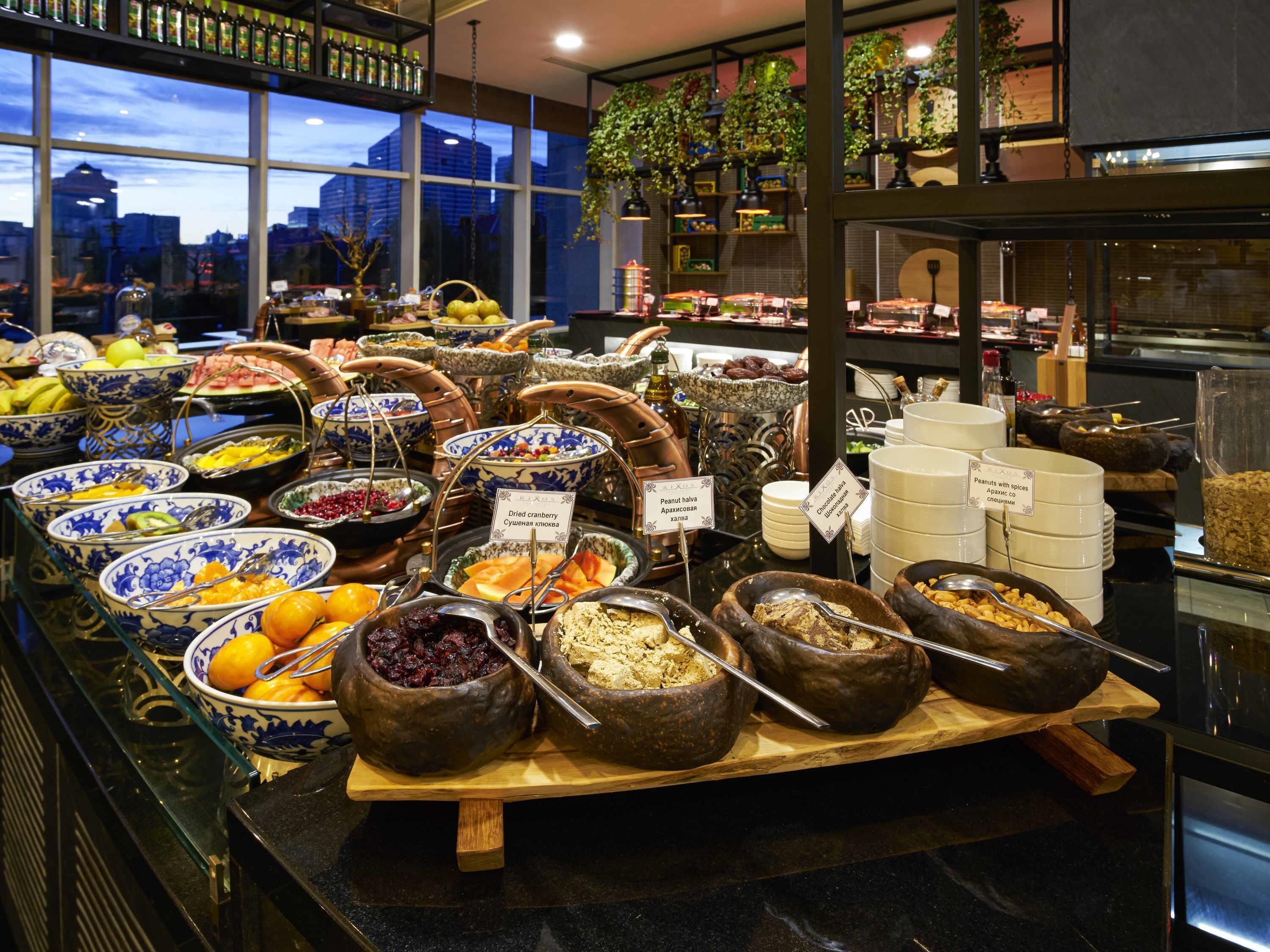 2 か所のレストラン : 朝食、ランチ、ディナーに営業
