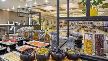 2 restaurants; breakfast, lunch and dinner served