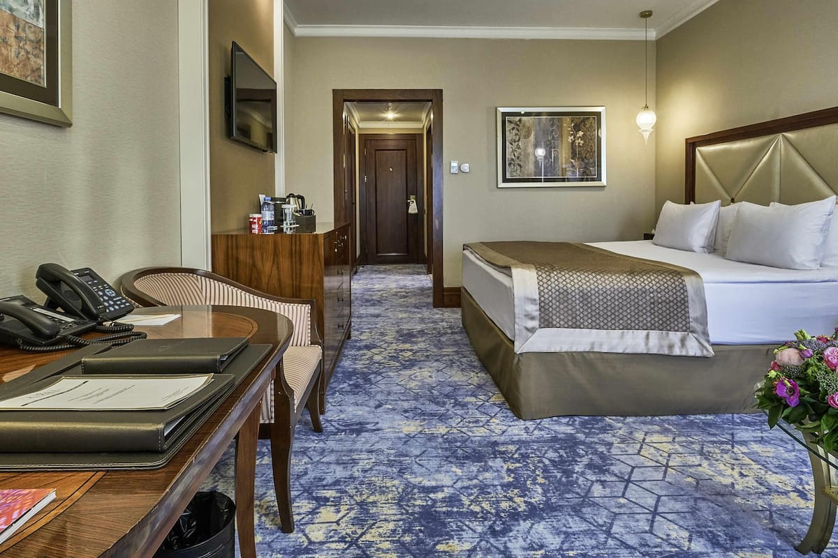 Premium Room, 1 King Bed | Minibar, in-room safe, blackout curtains, soundproofing