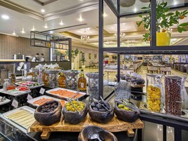 2 restaurantes; se sirve desayuno, almuerzo y cena; cocina internacional