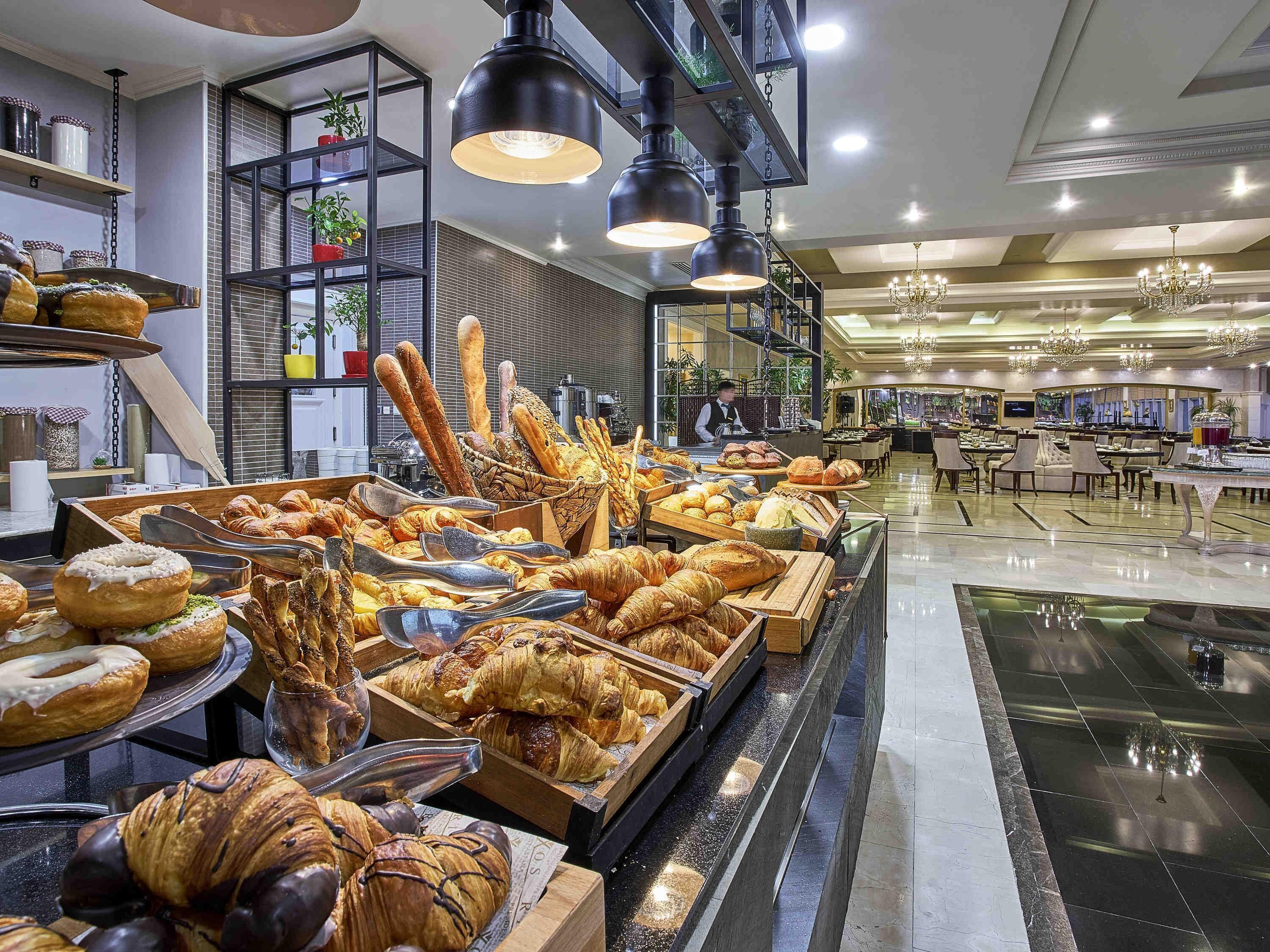 2 restaurantes; se sirve desayuno, almuerzo y cena