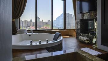 Premium Suite, 1 King Bed | Minibar, in-room safe, blackout drapes, soundproofing