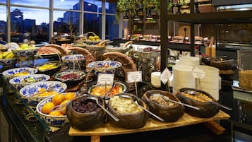 2 restaurants servant le petit déjeuner, le déjeuner et le dîner