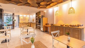 A modern restaurant with wicker ceiling decorations, wooden tables, and a variety of seating options. - B&B Hotels Rio Copacabana Posto 5 (Rio de Janeiro)