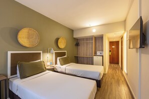 Standard Room, 2 Twin Beds | Hypo-allergenic bedding, pillowtop beds, minibar, in-room safe - B&B Hotels Rio Copacabana Posto 5 (Rio de Janeiro)