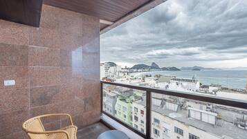 Kahden hengen deluxe-huone, osittainen merinäköala | Allergiatestatut vuodevaatteet, pillowtop-patjalliset sängyt, minibaari