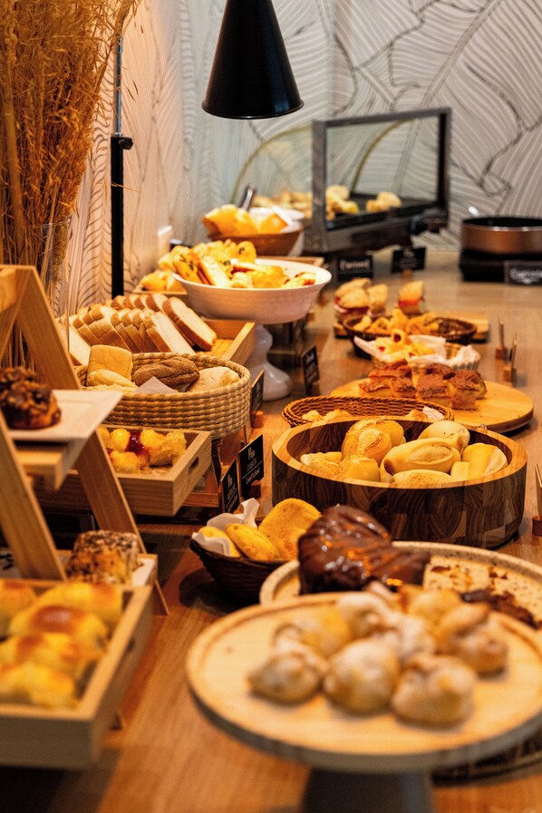Un buffet proposant une variété de plats présentés dans des paniers et sur des assiettes.