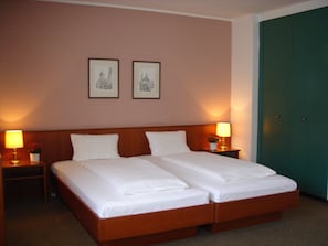 Kahden hengen huone | Tallelokero huoneessa, työpöytä, äänieristys, silitysrauta/-lauta