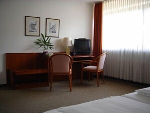 Cofres nos quartos, escrivaninha, quartos à prova de som