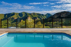 A swimming pool with a view of mountains. - Kiara Lodge (Clarens)