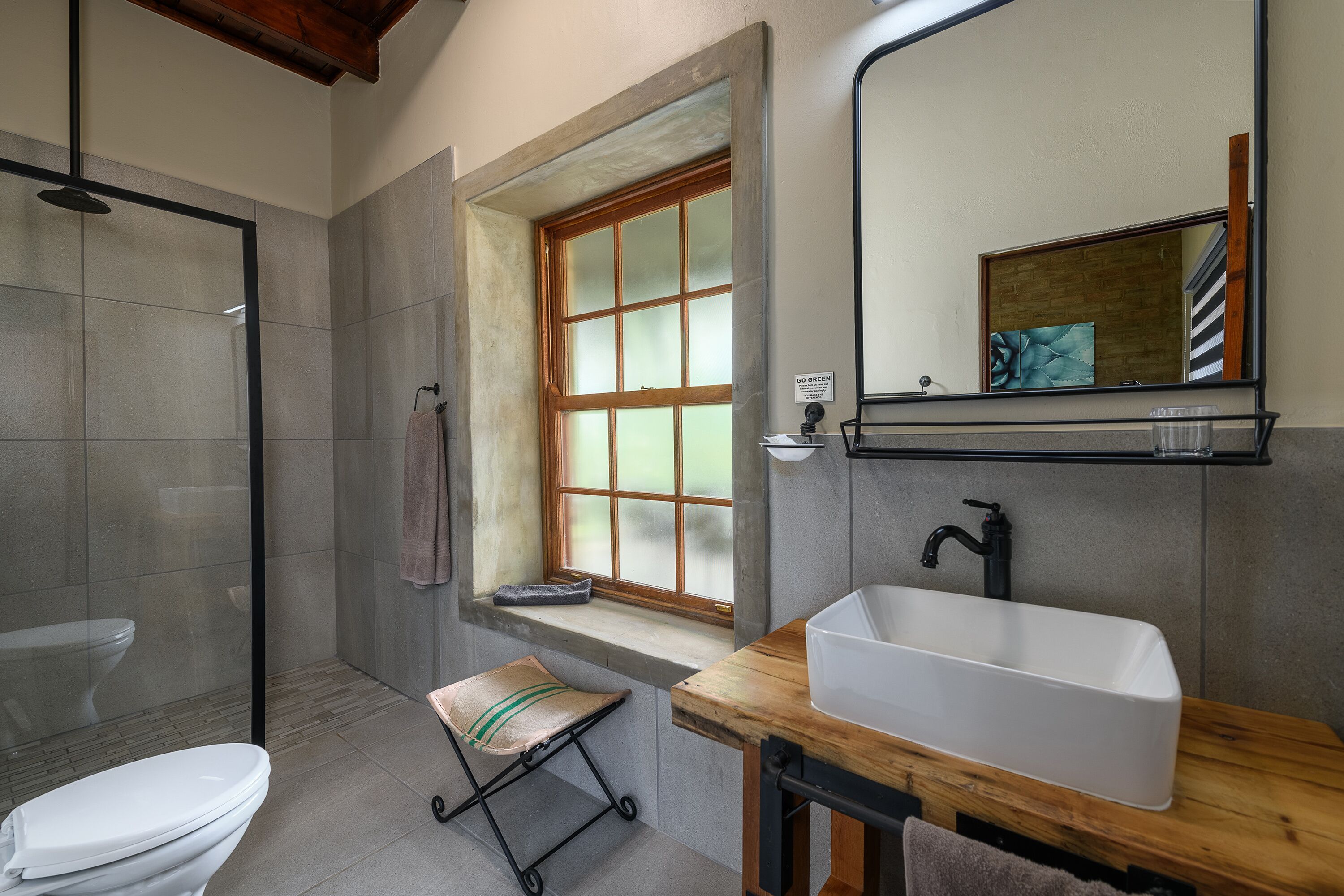 Un baño con ducha, inodoro y lavamanos.