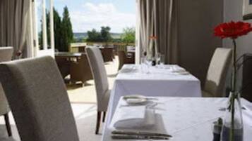 Aperto a pranzo e cena, con vista sul giardino