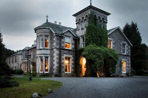 Front of property - Loch Ness Country House Hotel (Inverness)