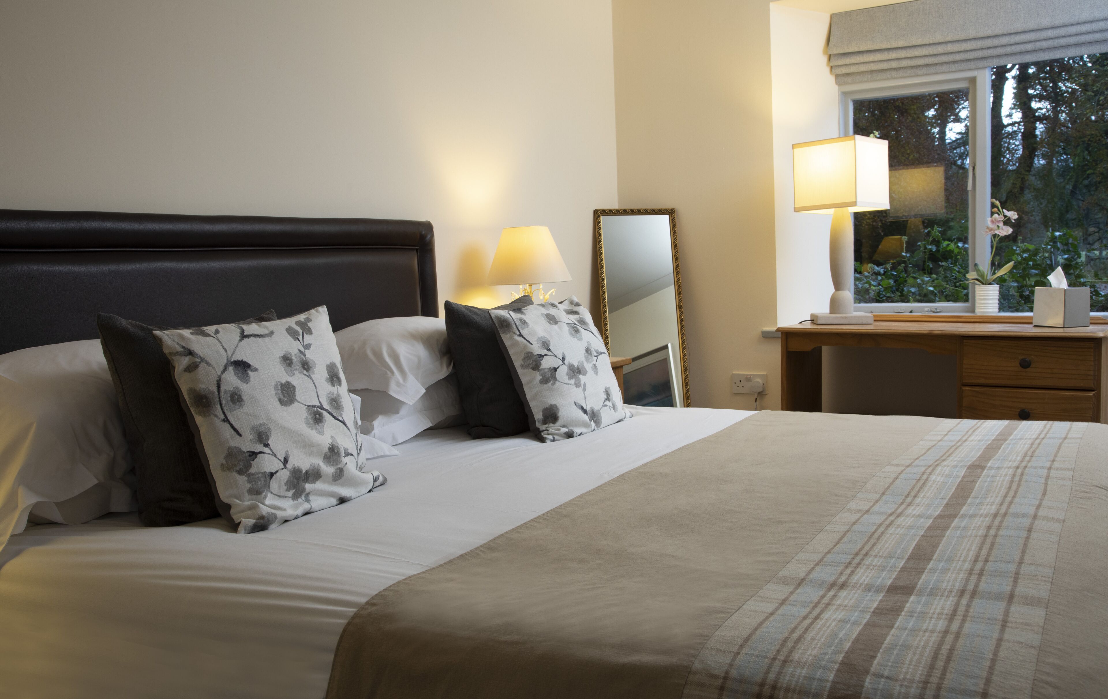 cottage, garden area | garden view