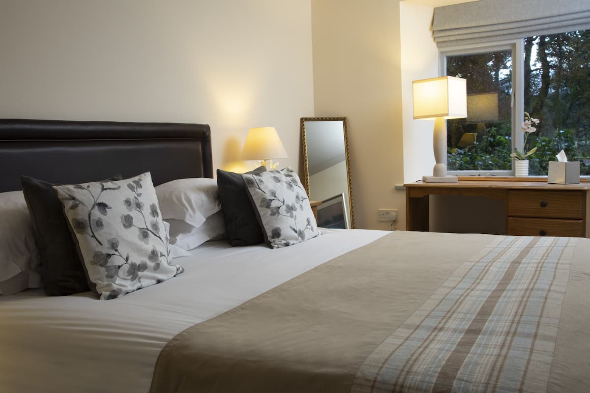 cottage, garden area | garden view