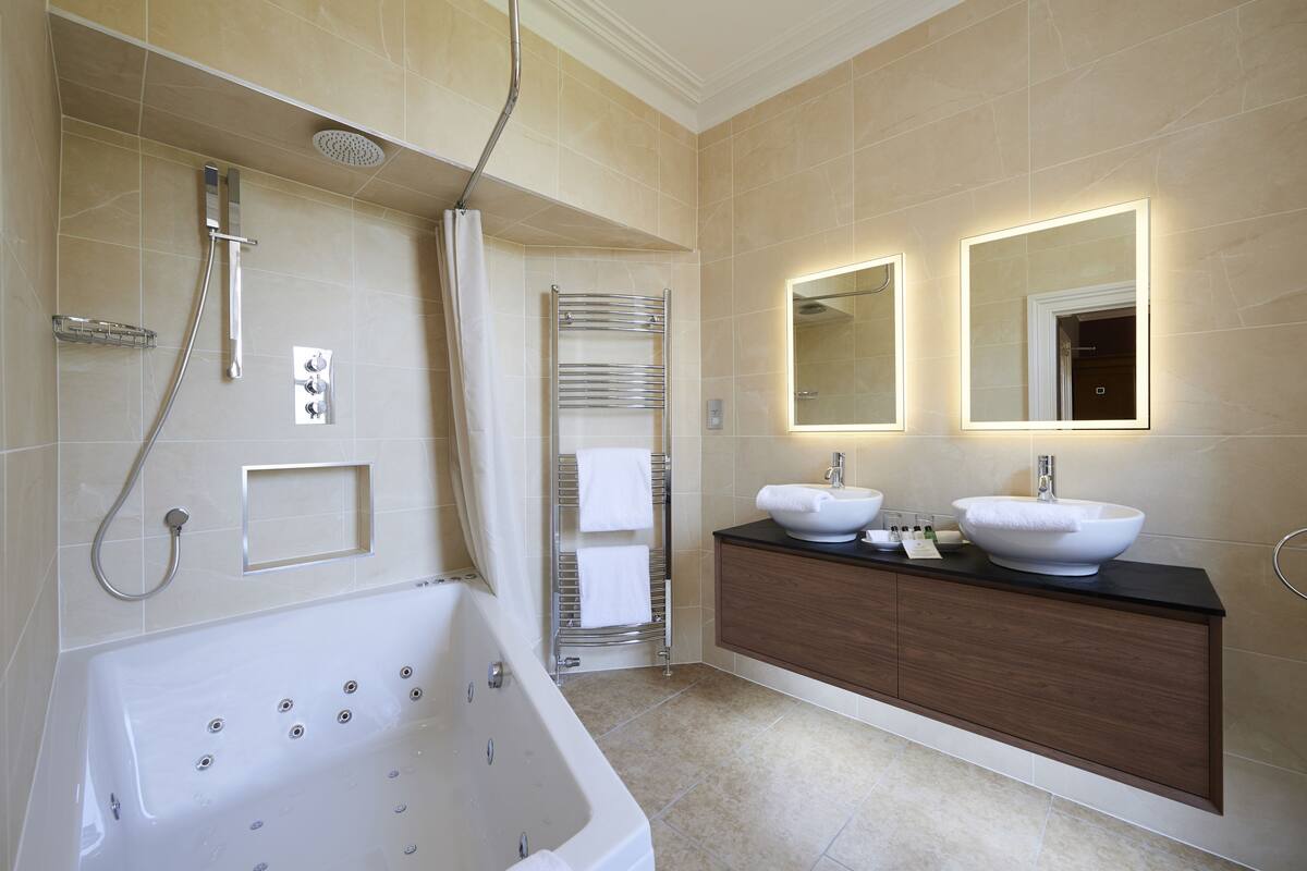 executive double room | bathroom | combined shower/bathtub, designer toiletries, hair dryer, bathrobes