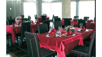 FrĂŒhstĂŒck, Mittagessen, Abendessen, regionale KĂŒche, Speisen im Freien