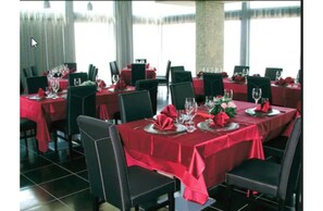 Frokost, lunsj og middag serveres, regionale retter, uteservering 