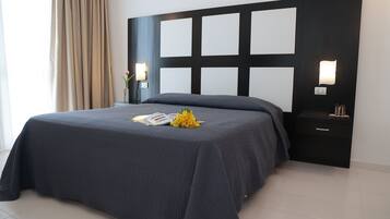 Suite, Meerblick (and Temple view) | Minibar, Zimmersafe, Schreibtisch, Verdunkelungsvorhänge