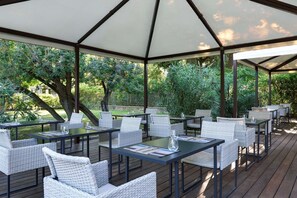 Tägliches Frühstücksbuffet (10 EUR pro Person)