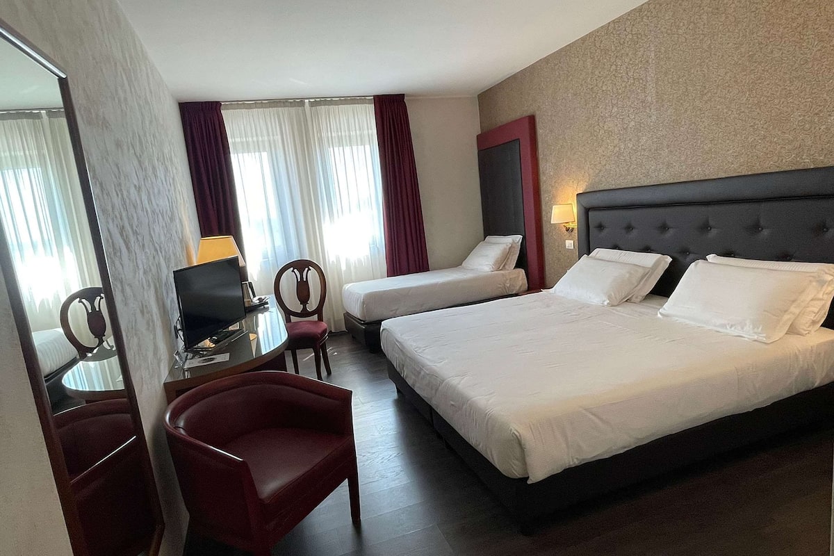 Kamar Superior, Beberapa Tempat Tidur | Seprai antialergi, minibar, brankas, dan meja kerja