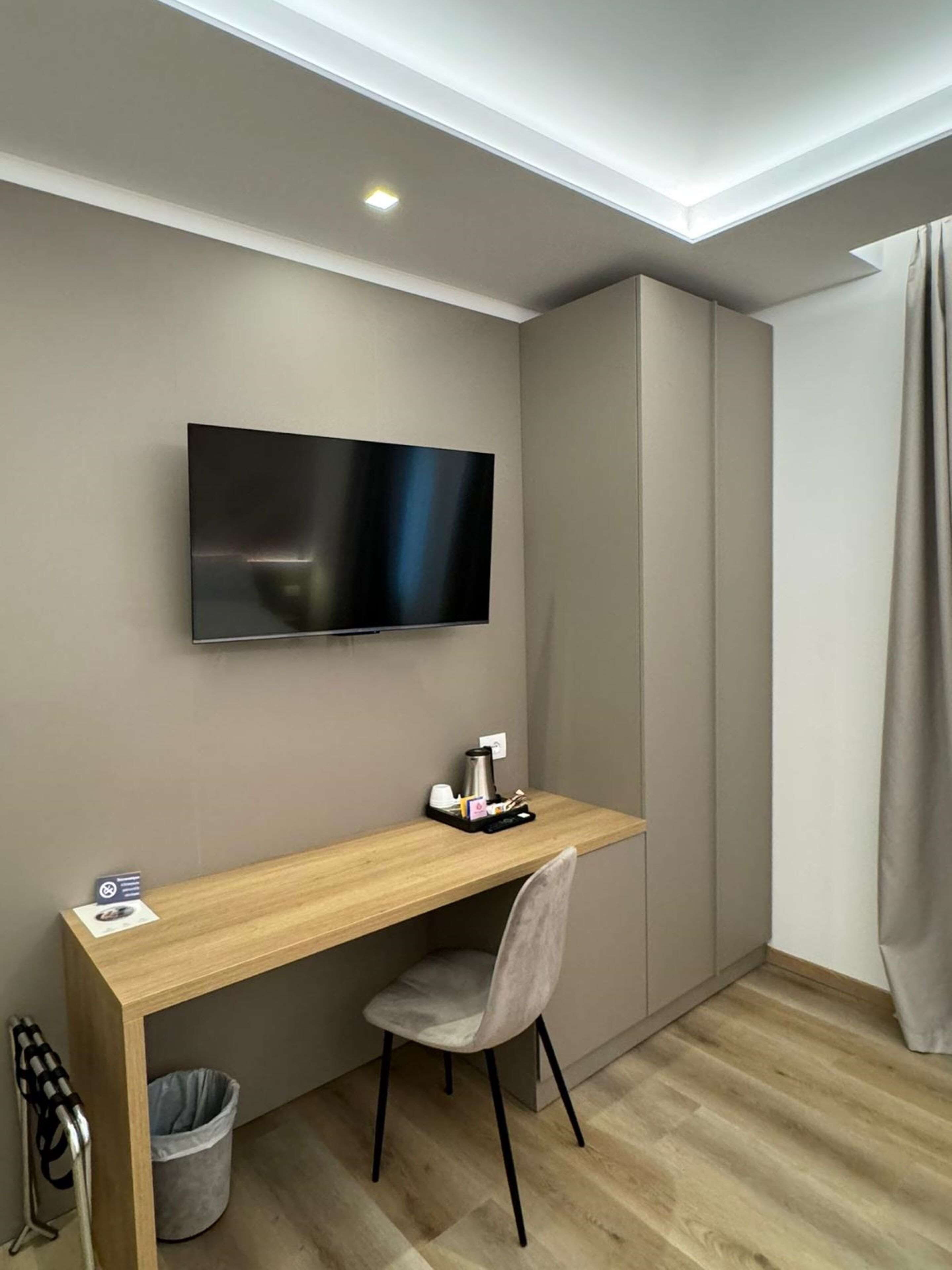 1 bedroom, hypo-allergenic bedding, minibar, in-room safe