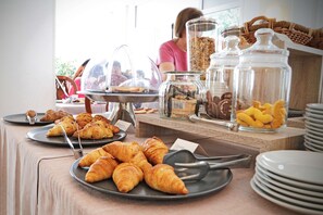 Tägliches Frühstücksbuffet gegen Gebühr