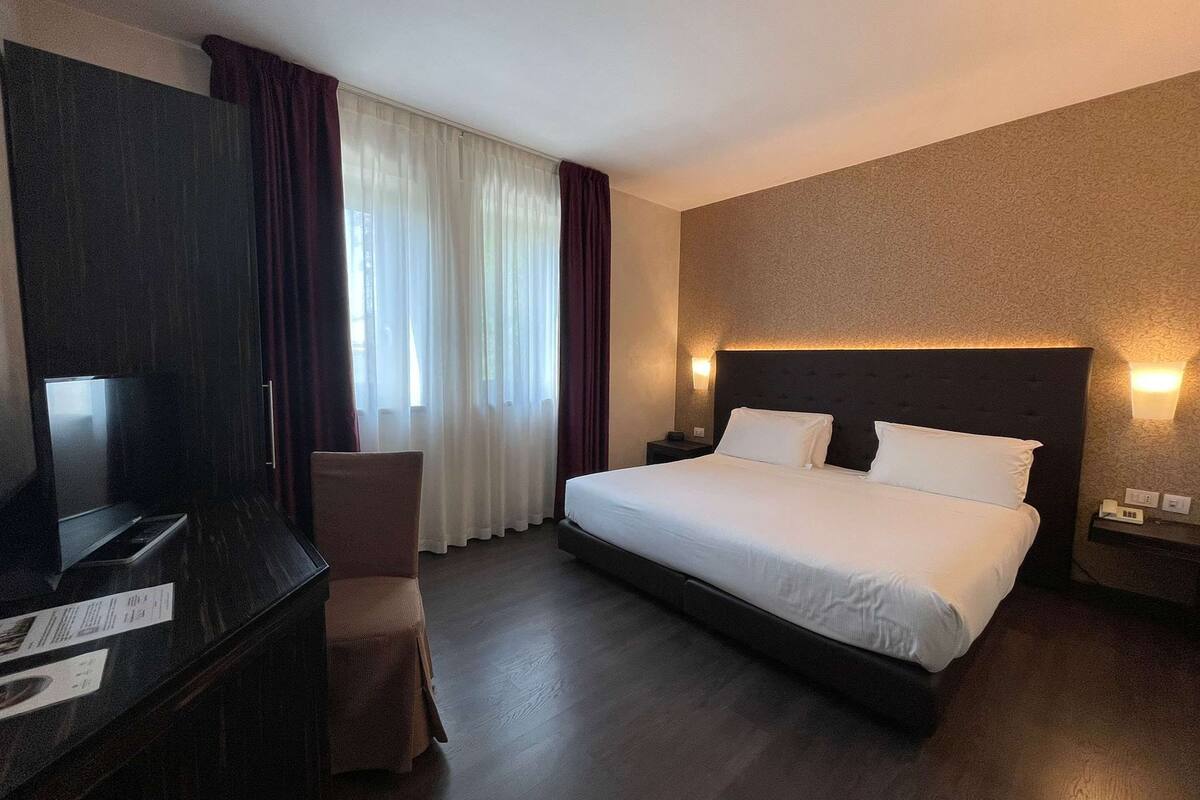 classic room, 1 queen bed | 1 bedroom, hypo-allergenic bedding, minibar, in-room safe