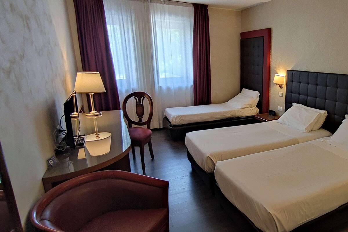 Hypo-allergenic bedding, minibar, in-room safe, desk