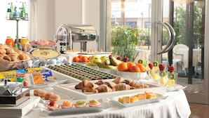 A breakfast buffet with various pastries, fruits, and beverages. - Best Western Park Hotel Continental (San Dona di Piave)