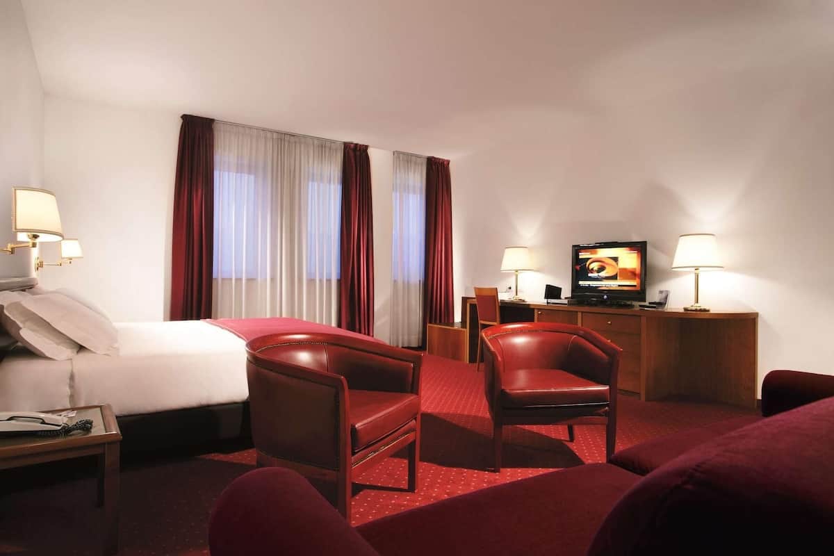 Hypo-allergenic bedding, minibar, in-room safe, desk