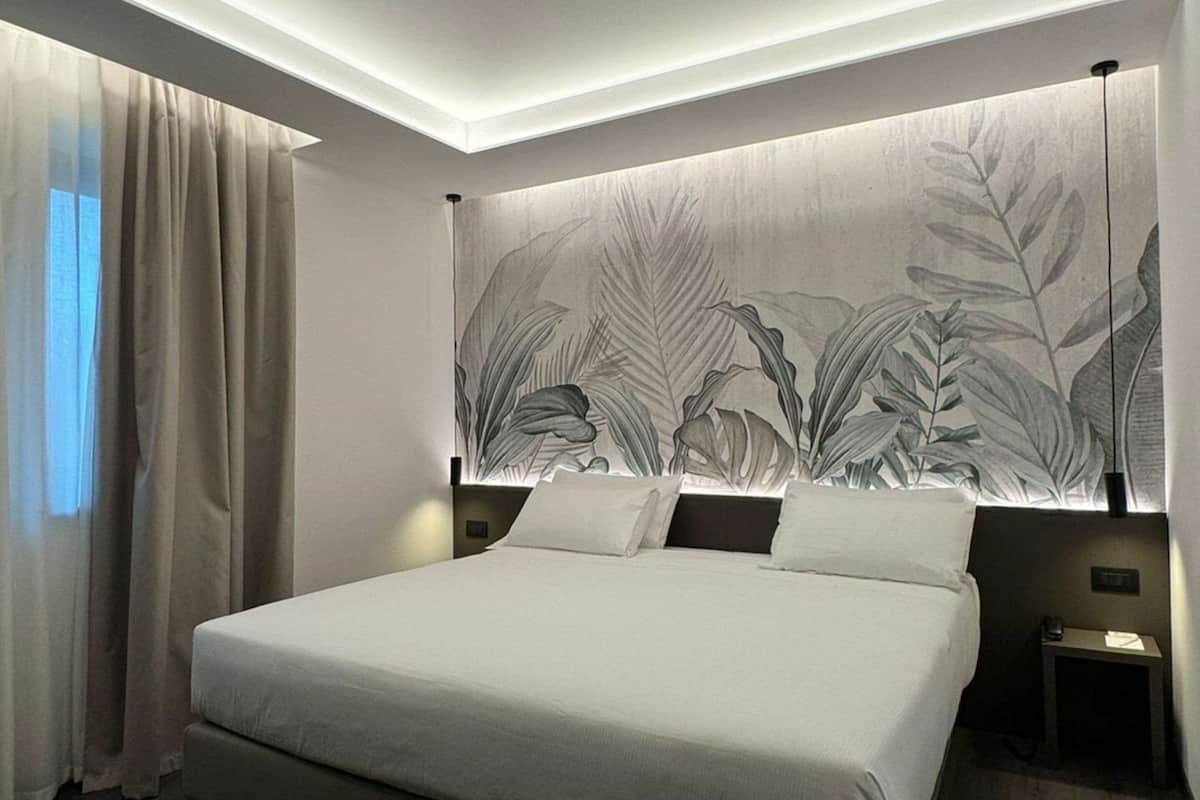 deluxe room, 1 king bed, non smoking | 1 bedroom, hypo-allergenic bedding, minibar, in-room safe