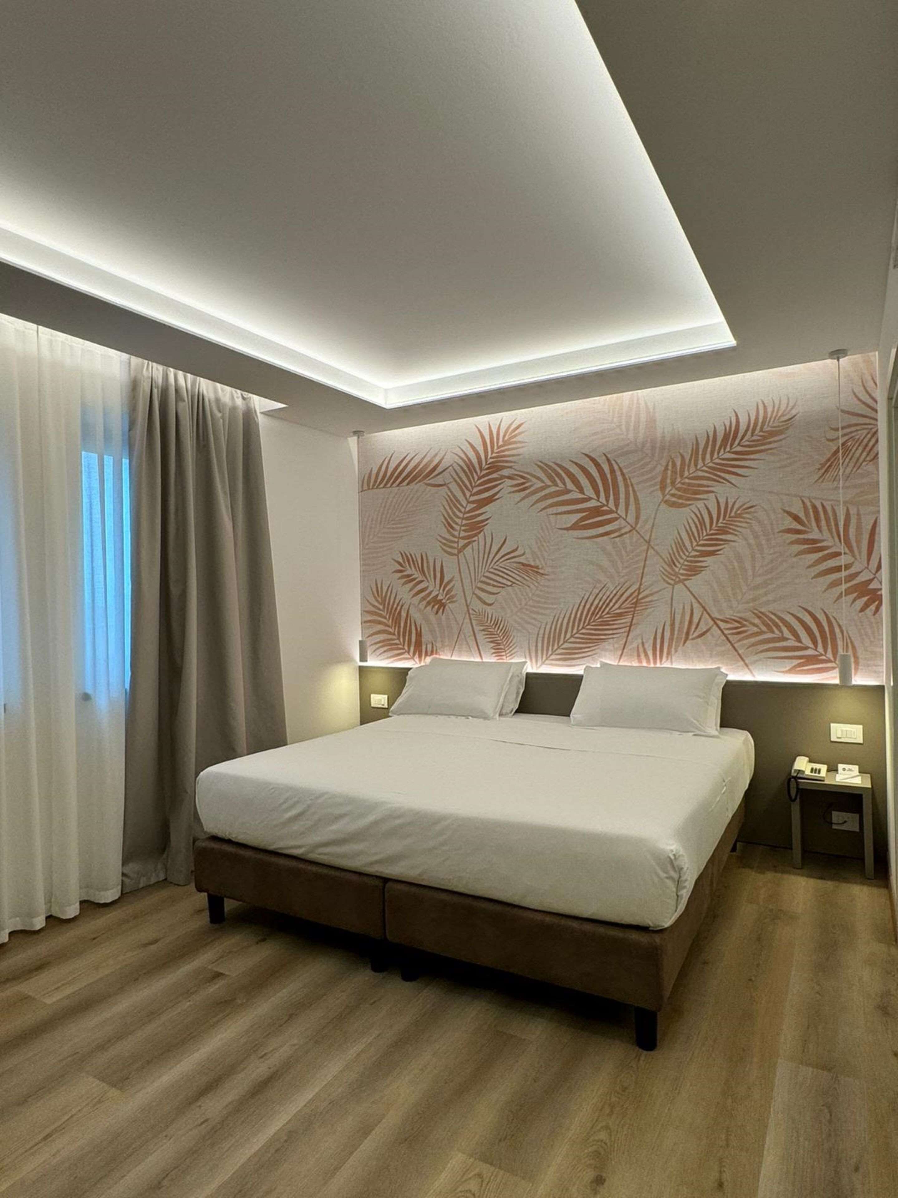 deluxe room, 1 king bed, non smoking | 1 bedroom, hypo-allergenic bedding, minibar, in-room safe