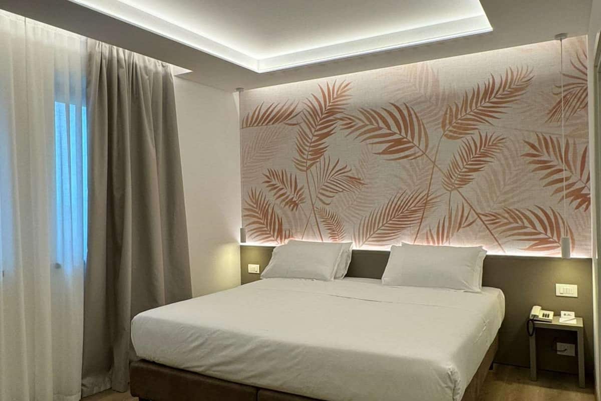 deluxe room, 1 king bed, non smoking | 1 bedroom, hypo-allergenic bedding, minibar, in-room safe