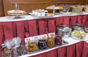Free daily buffet breakfast  - Boutique Hotel Romanza (Marianske Lazne)