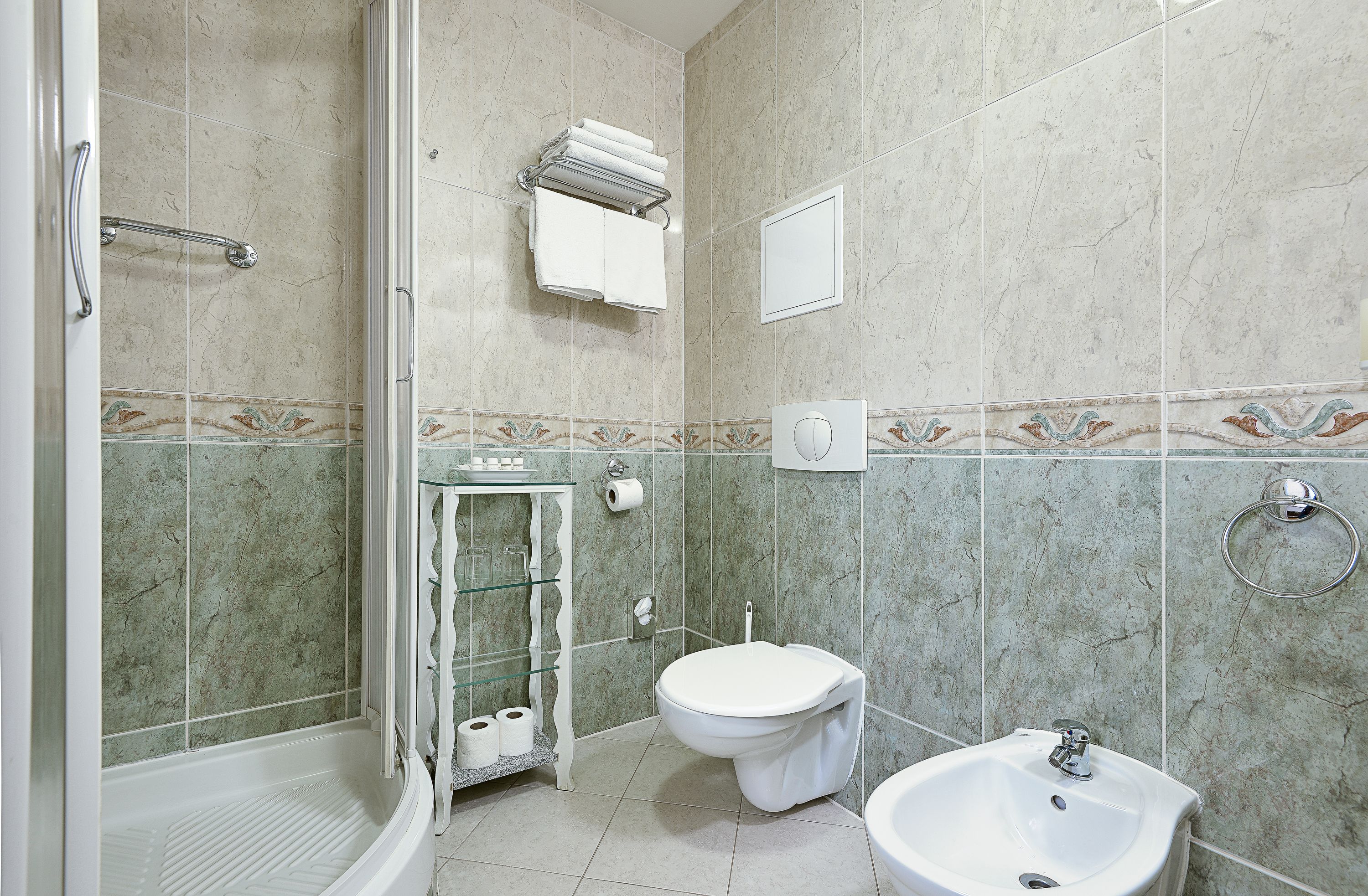 standard double room | bathroom | free toiletries, hair dryer, bathrobes, slippers