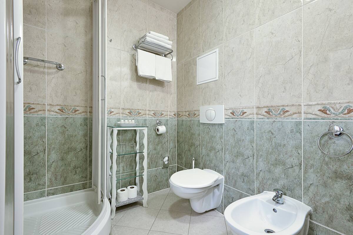 standard double room | bathroom | free toiletries, hair dryer, bathrobes, slippers