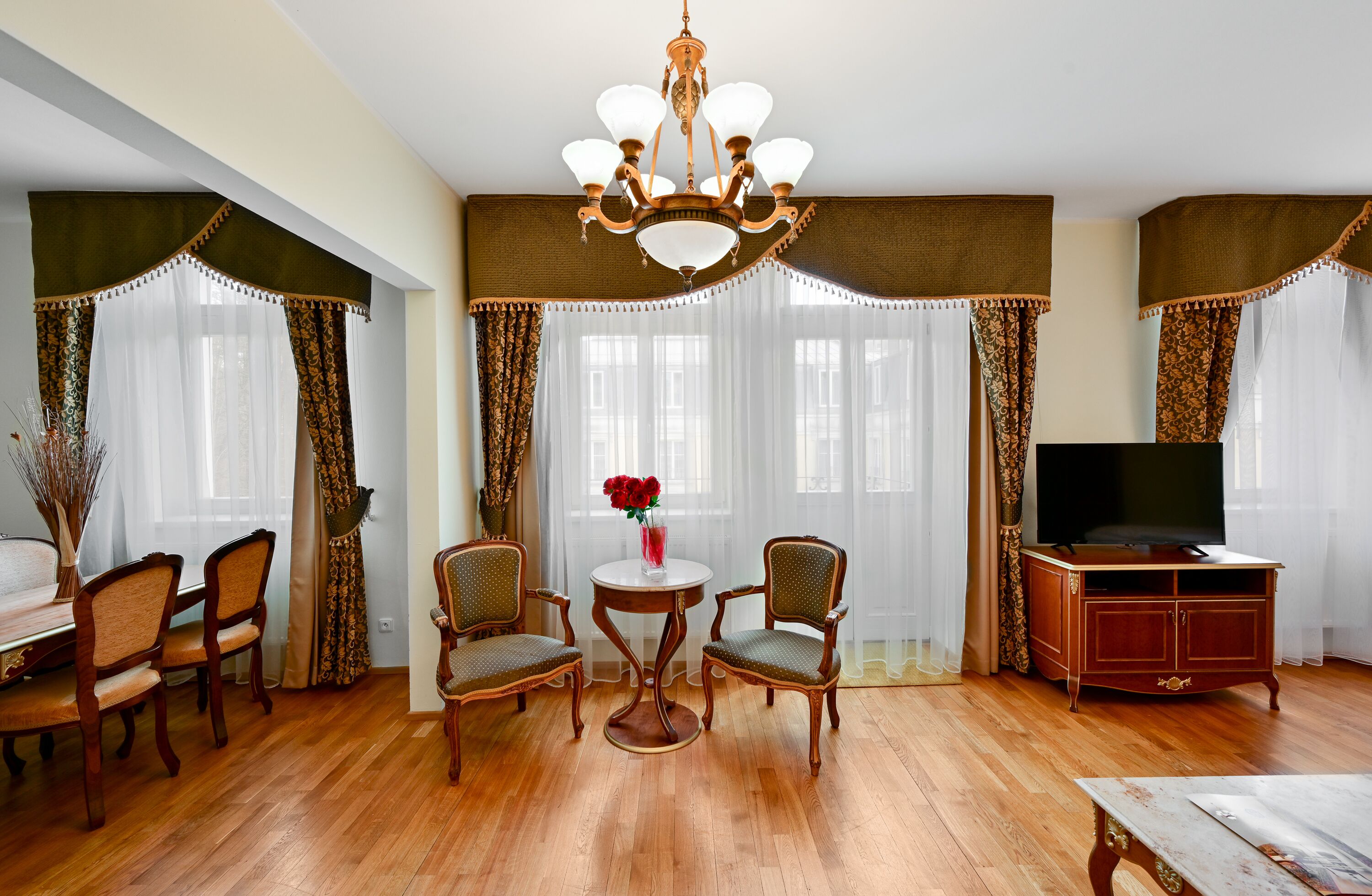 studio, balcony | in-room safe, blackout curtains, iron/ironing board