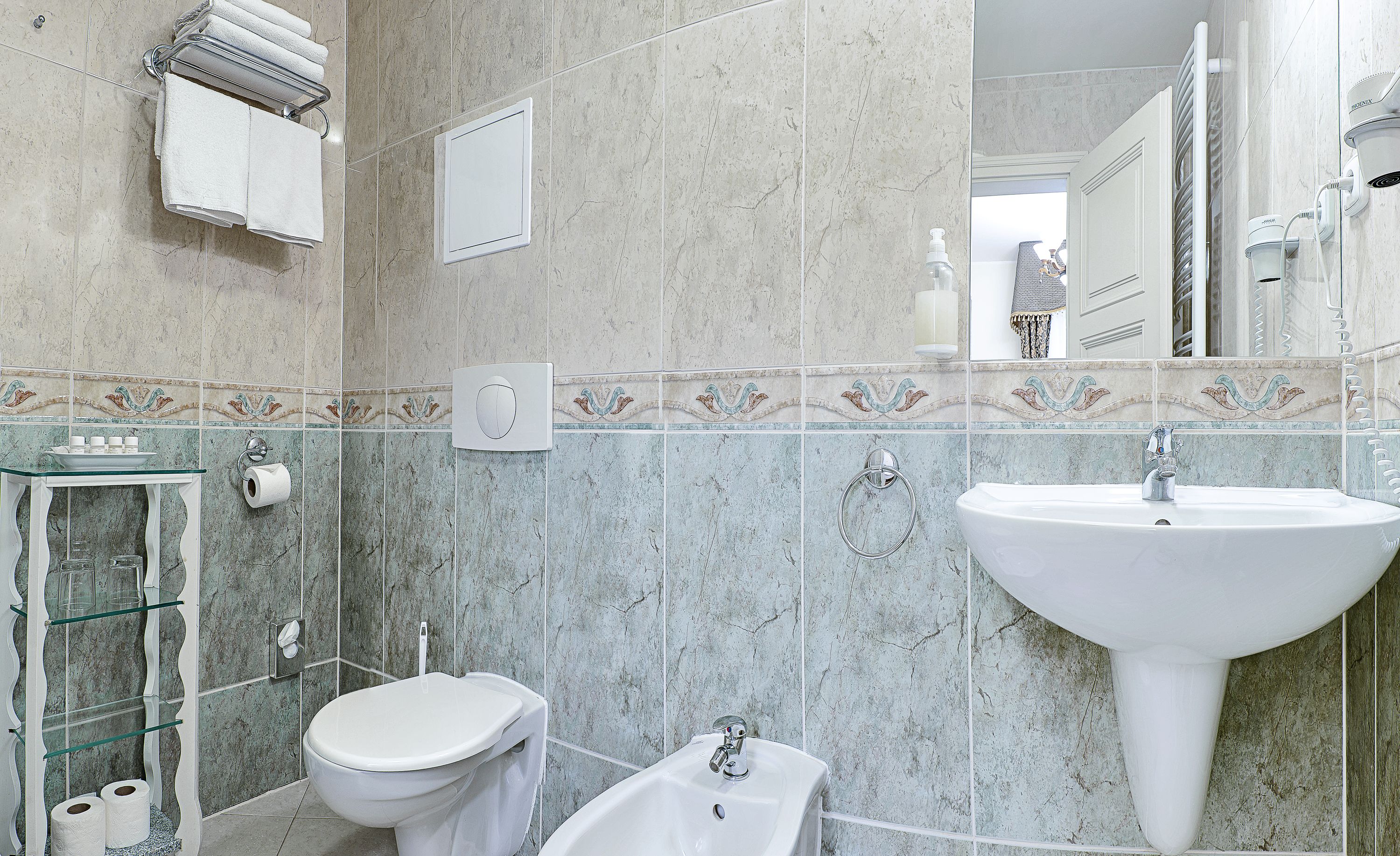 standard double room | bathroom | free toiletries, hair dryer, bathrobes, slippers