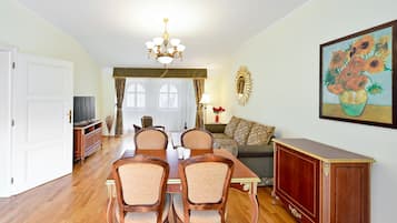 Apartemen, 1 kamar tidur, teras | Brankas, tirai kedap cahaya, dan setrika/meja setrika