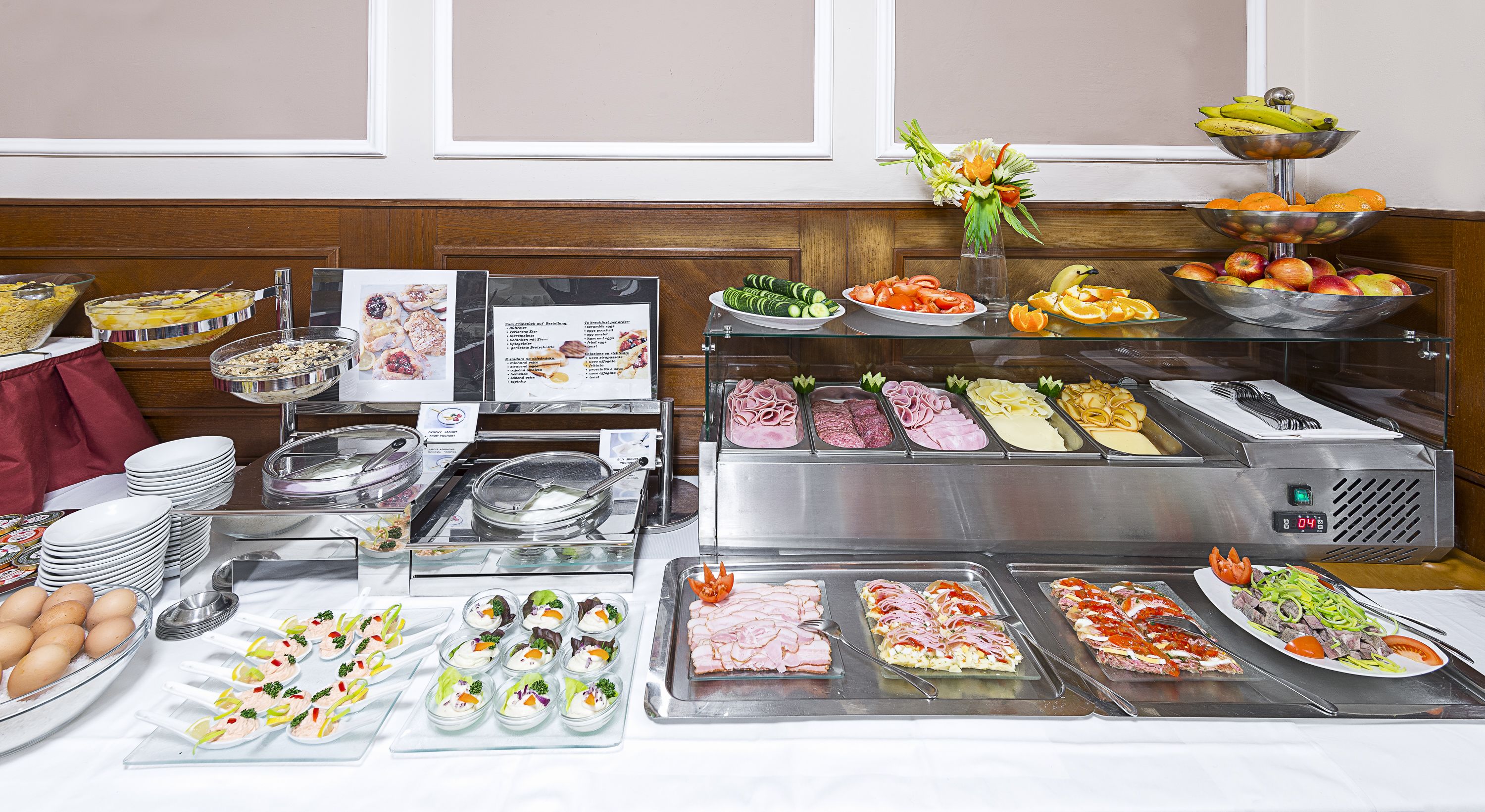 朝食 (ビュッフェ)、毎日提供 (無料)