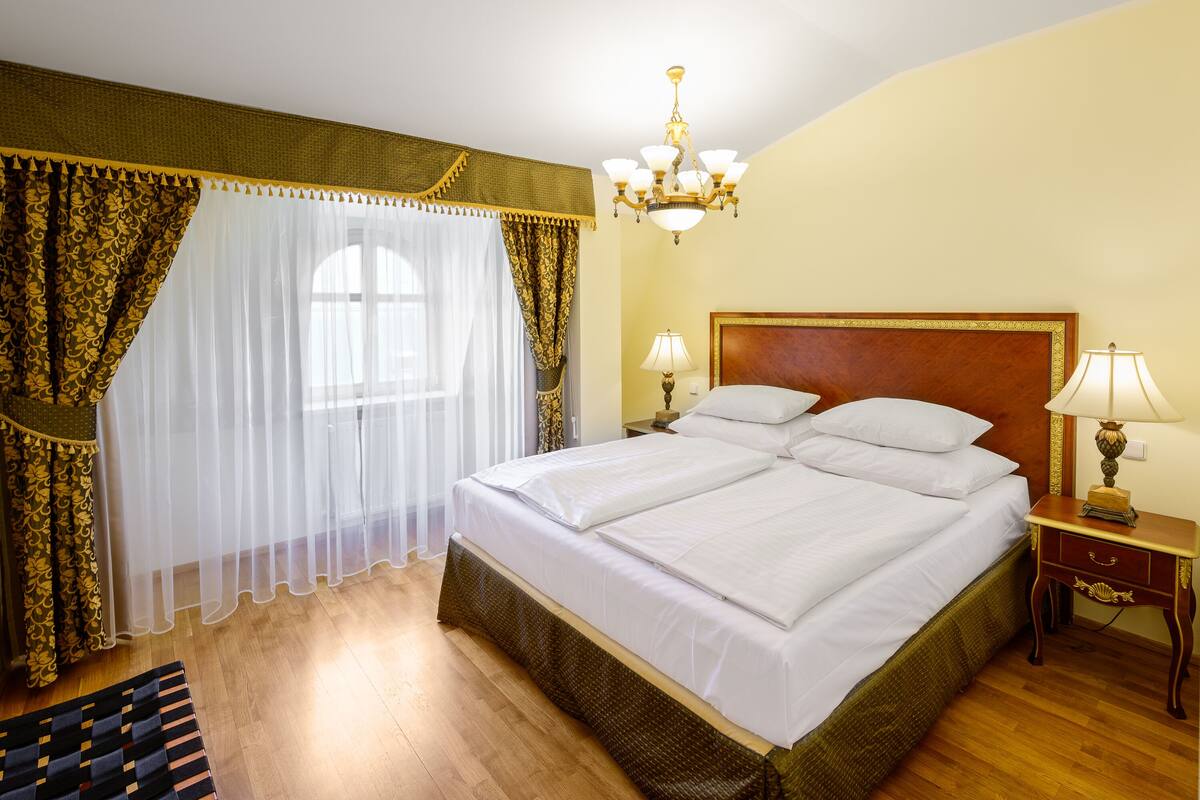 Leilighet, 1 soverom, terrasse | Oppholdsrom | En 60-centimeters LCD-TV med Parabol-TV samt TV